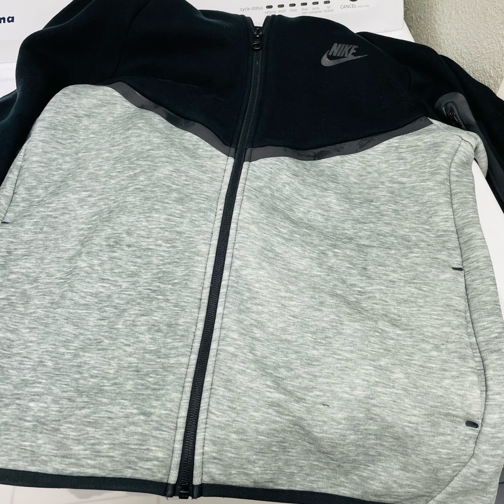 Boys nike tech set! 
Pants are not as black anymore. 
Jacket like new.